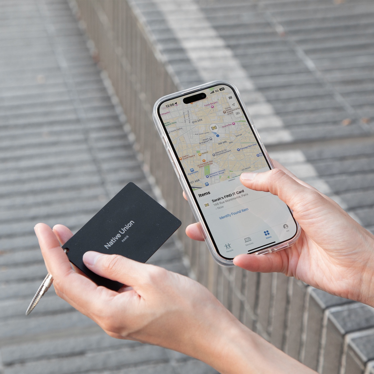 Native Union Find It Card Ilustracja współpracy lokalizatora Find It Card z aplikacją Find My na telefonie iPhone.