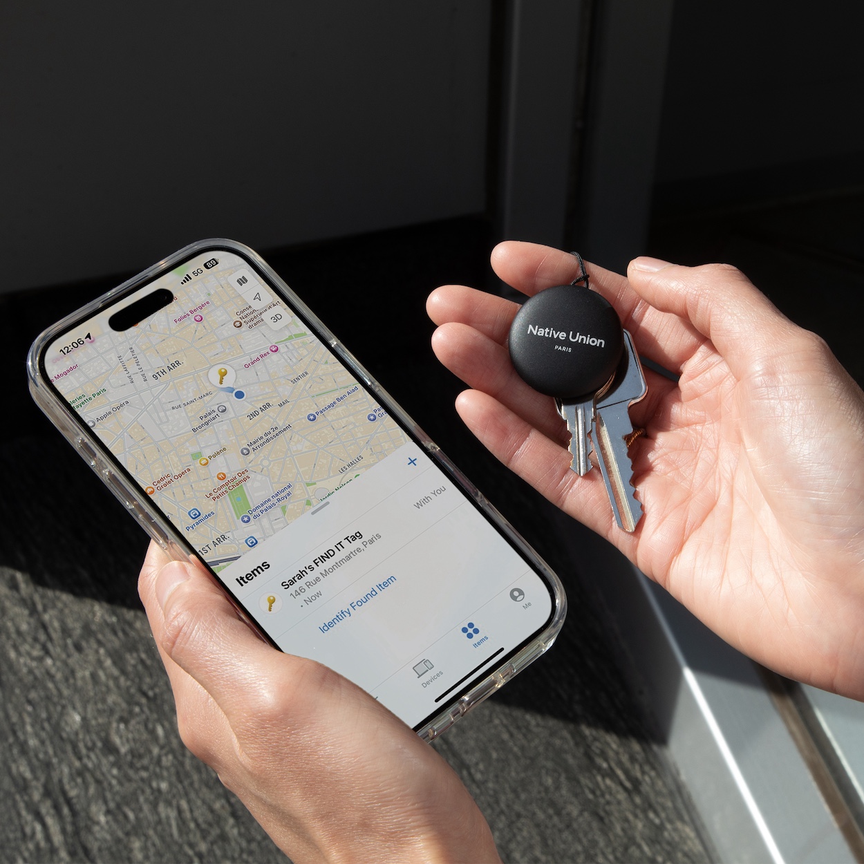 Native Union Find it Tag Lokalizator przypięty do pęku kluczy jest namierzany przez aplikację Find My na telefonie iPhone.