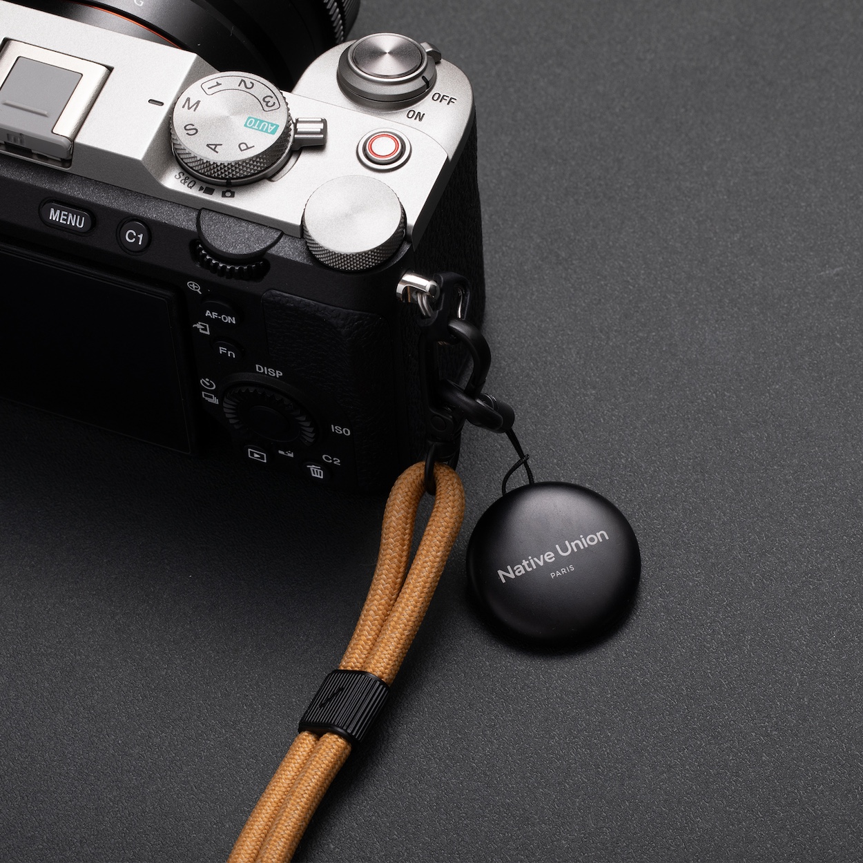 Native Union Find it Tag Widok lokalizatora przypiętego do aparatu fotograficznego