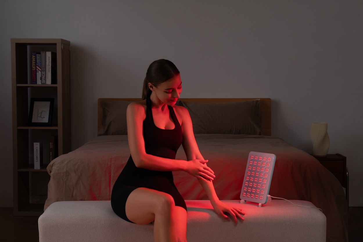 Red Light Therapy Panel regeneruje skórę dłoni.