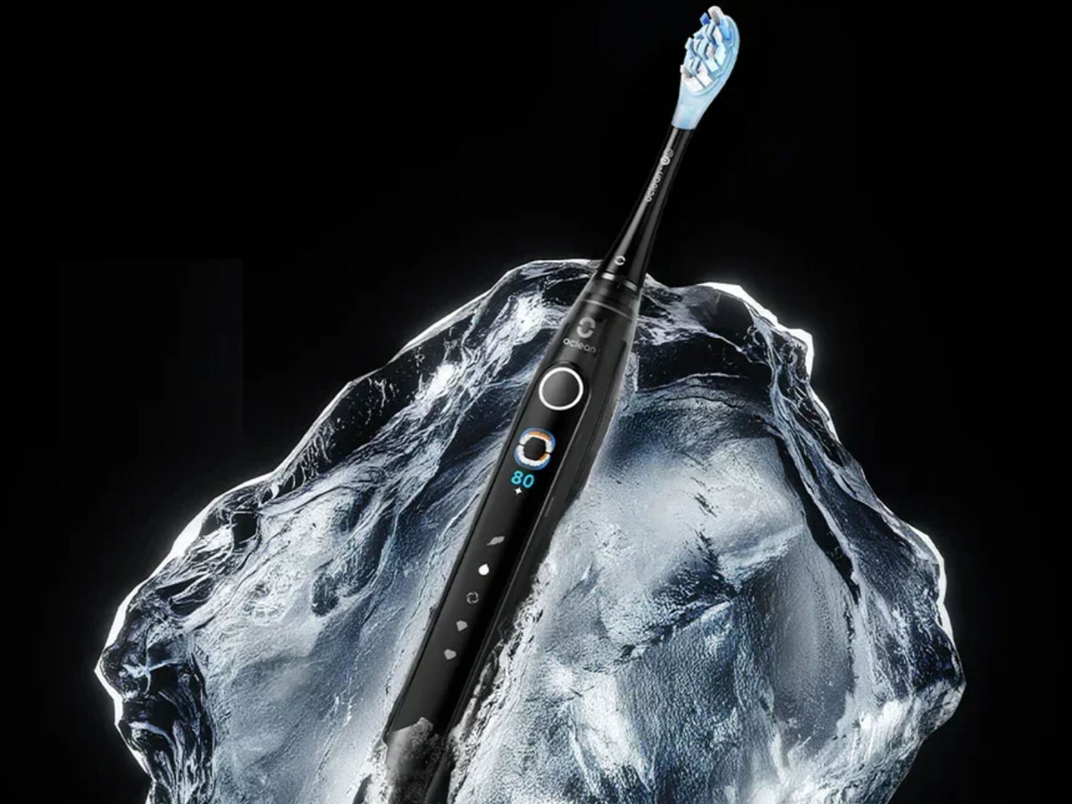 Widok szczoteczki Oclean X Pro 2 na bryle lodu