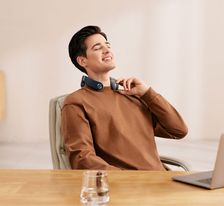 Osoba reguluje pracę masażera SKG W7 Pro-Fold