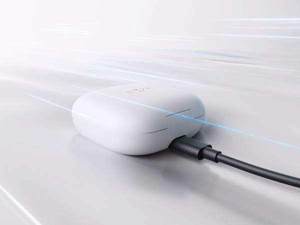 Etui podłączone do zasilacza kablem USB-C