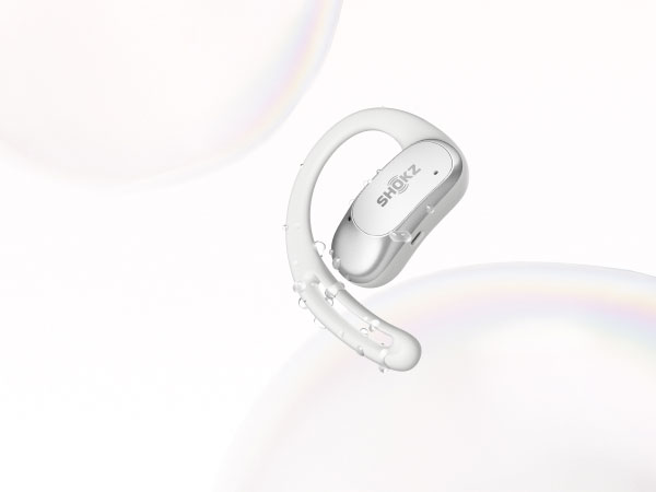 Kropelki wody na słuchawce Shokz OpenFit Air