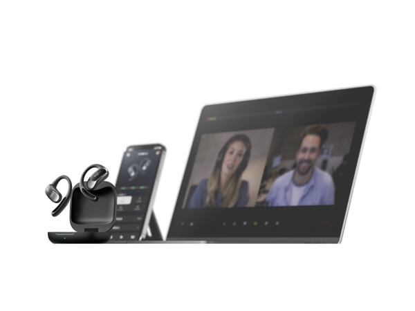 Słuchawki Shokz OpenFit Air znajdują się przed smartfonem, który wyświetla ekran aplikacji Shokz.