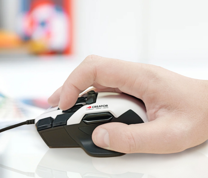 Użytkownik przesuwa mysz Swiftpoint Creator na gładkiej powierzchni.