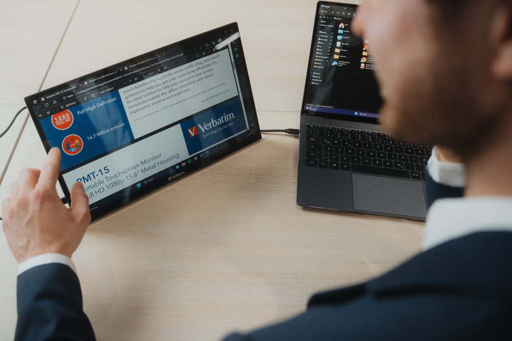 Osoba wykorzystuje możliwości ekranu dotykowego przenośnego monitora dotykowego Verbatim PMT-15
