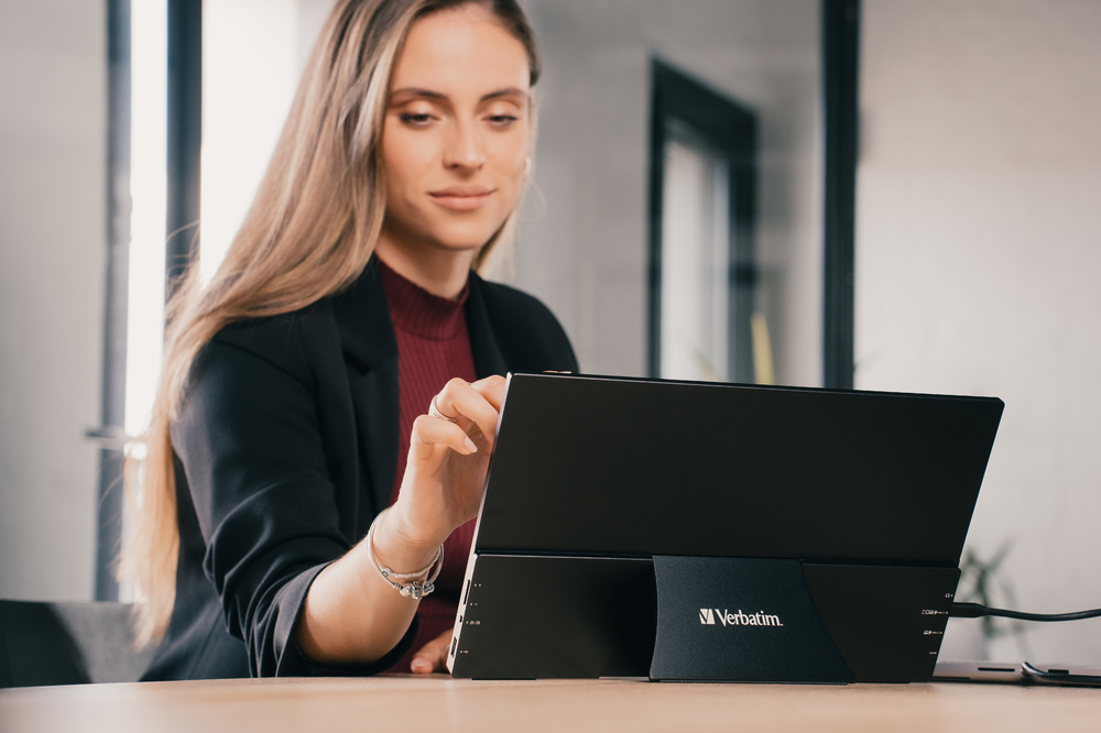 Osoba korzysta w domu z przenośnego monitora dotykowego Verbatim PMT-15