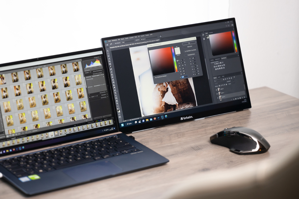Przenośny monitor dotykowy Verbatim PMT-15 jest ustawiony obok laptopa pod takim samym kątem jak ekran laptopa