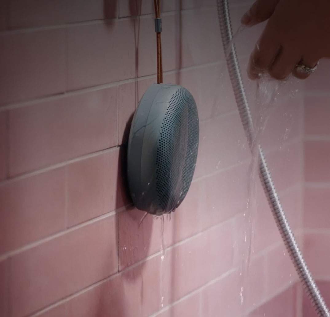 Bang & Olufsen BEOSOUND A1 jest odporny na wodę i kurz. Można go używać nawet pod prysznicem.
