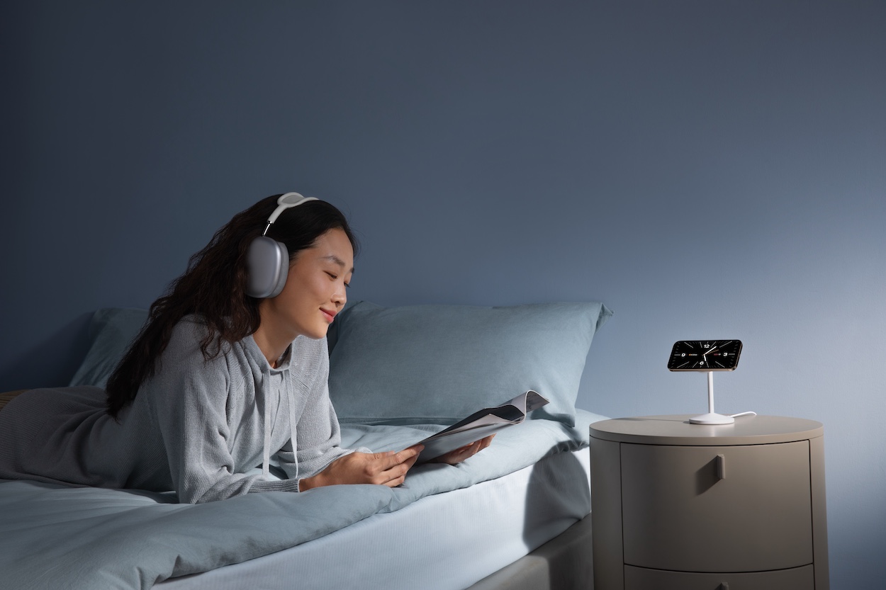 Ekran iPhone'a wyświetla tarczę zegara podczas ładowania dzięki trybowi czuwania.