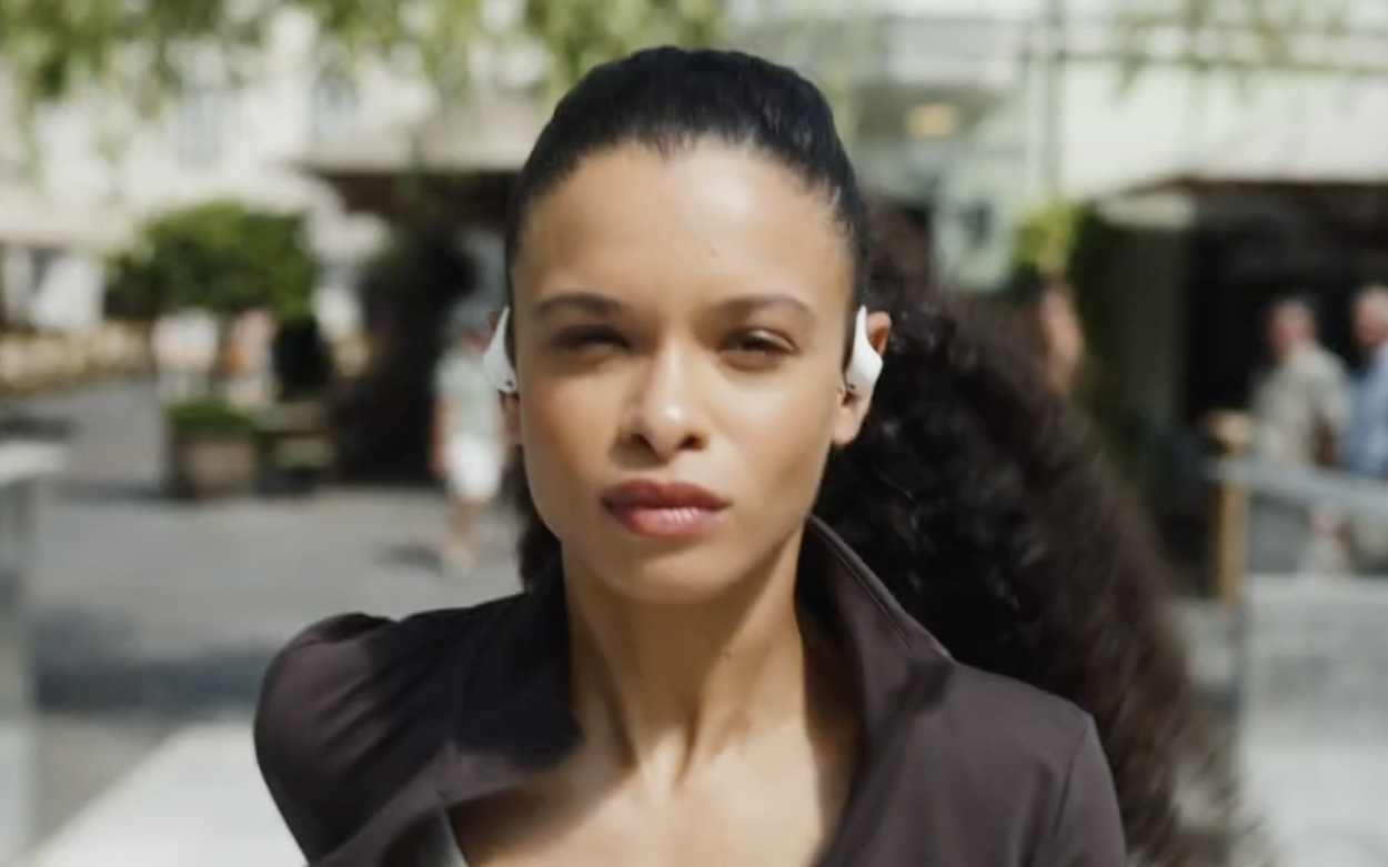 Osoba używa słuchawek beyerdynamic Amiron 200 podczas biegu.