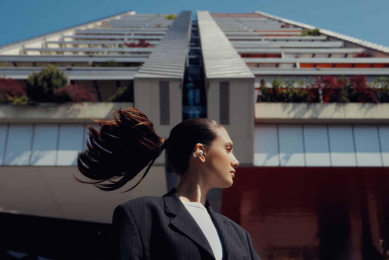 Osoba używa słuchawek beyerdynamic Amiron Zero podczas spaceru.