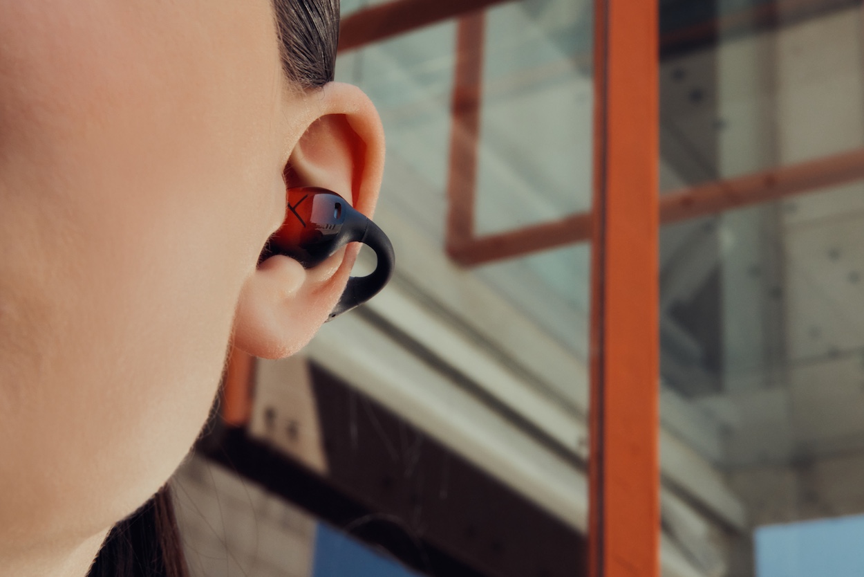 Słuchawki beyerdynamic Amiron Zero pewnia trzymają swię w uszach dzięki ergonomicznym zaczepom na uszy.