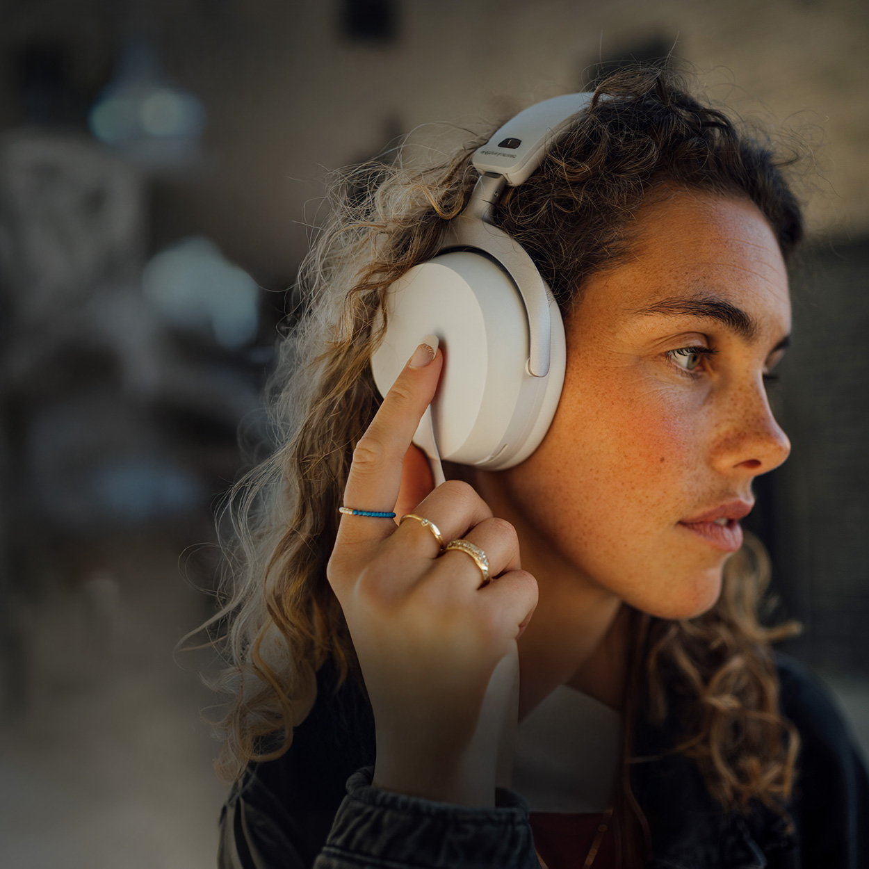 Inteligentne funkcje w słuchawkach beyerdynamic Aventho 300 włączane dotykowo