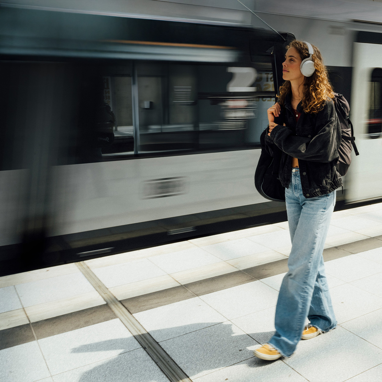 Długi czas pracy słuchawek beyerdynamic Aventho 300 wystarczy nawet na długą podróż.