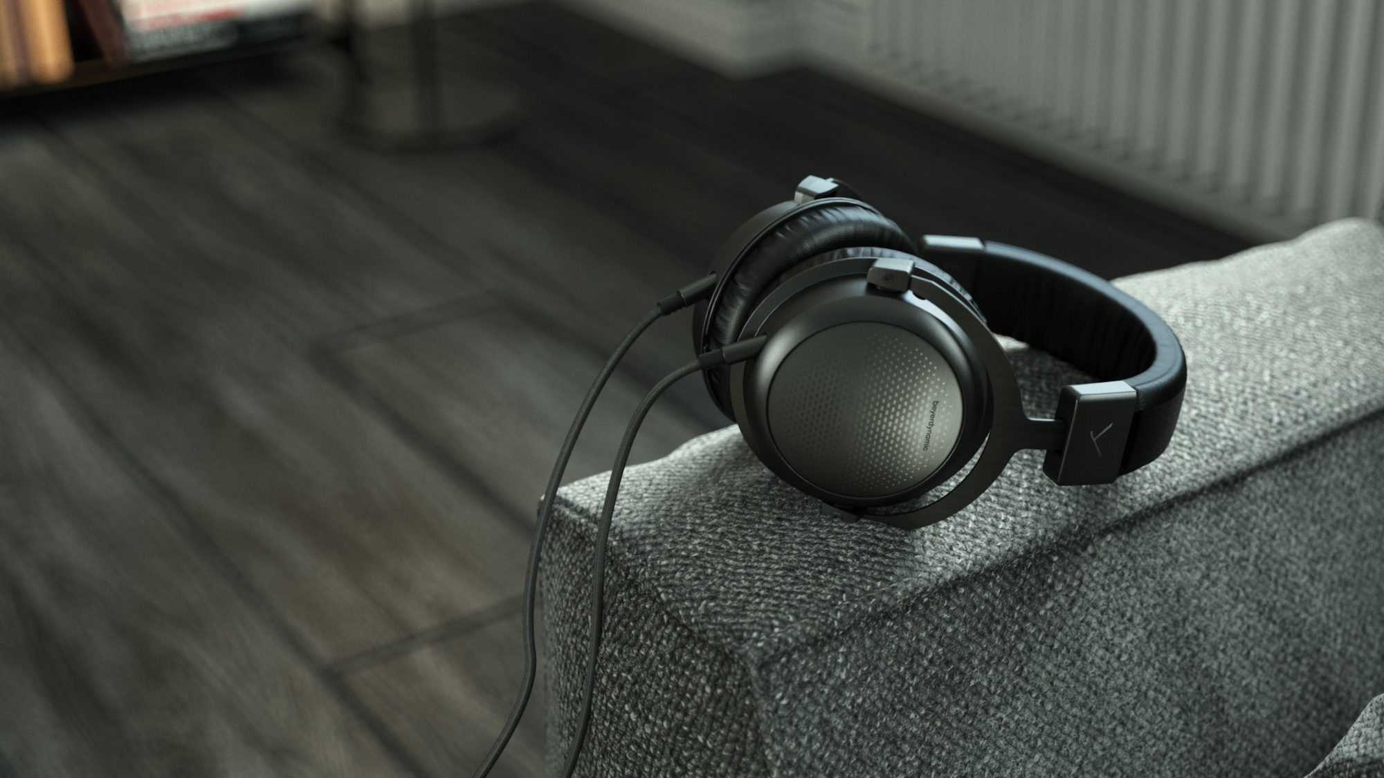 Widok słuchawek beyerdynamic T5 na oparciu fotela.