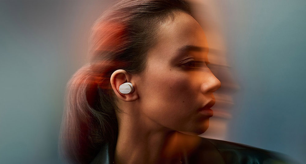 Zdjęcie przedstawia użytkownika z założonymi słuchawkami IP5.