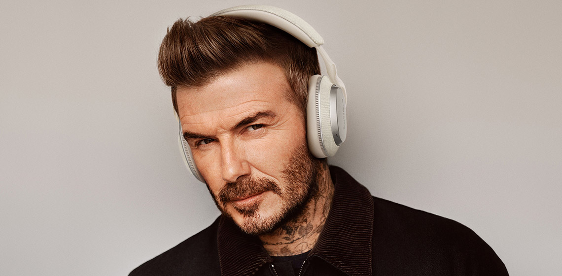 Słuchawki Px8 McLaren opracowano, aby uczcić wieloletnią współpracę obydwu brytyjskich producentów. Zdjęcie przedstawia osobę z założonymi słuchawkami Px7 S3.