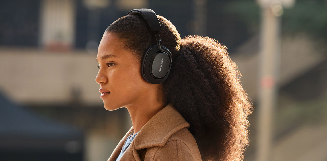 Osoba cieszy się doskonałym dźwiękiem oferowanym przez słuchawki Px7 S3.