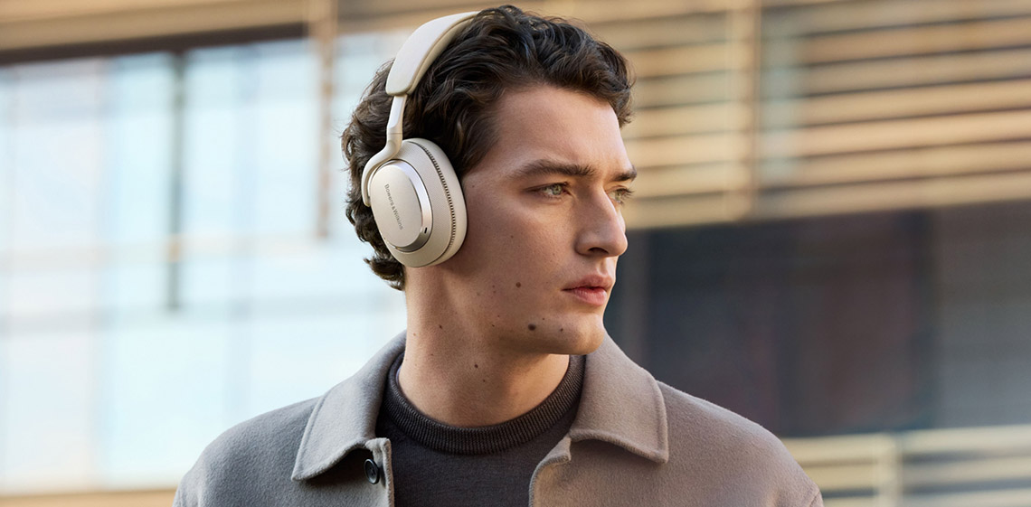 Osoba używająca słuchwek Px7 S3 jest izolowana od hałasów otoczenia dzięki aktywnej redukcji hałasu (ANC).