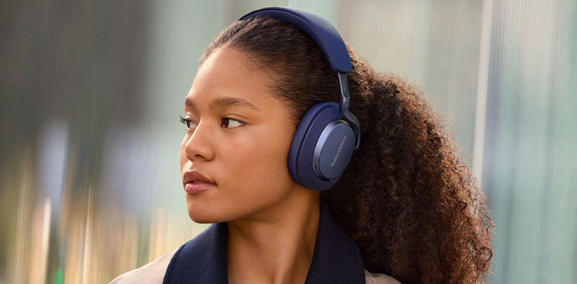 Grafika ilustruje ergonomiczną konstrukcję i wyjątkowy design słuchawek Px7 S3.