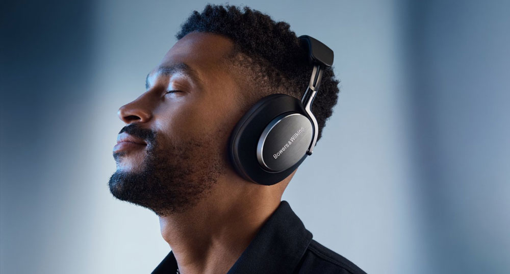 Użytkownik korzysta ze słuchawek Px8, które skutecznie eliminują hałas otoczenia.