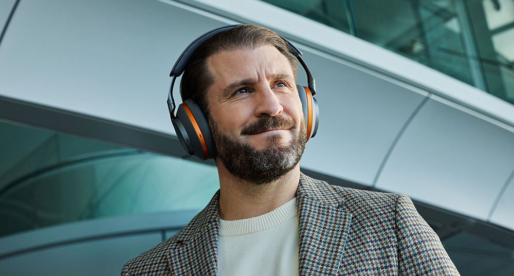 Osoba używająca słuchwek Px8 McLaren jest izolowana od hałasów otoczenia dzięki hybrydowej techniki aktywnej redukcji szumów.