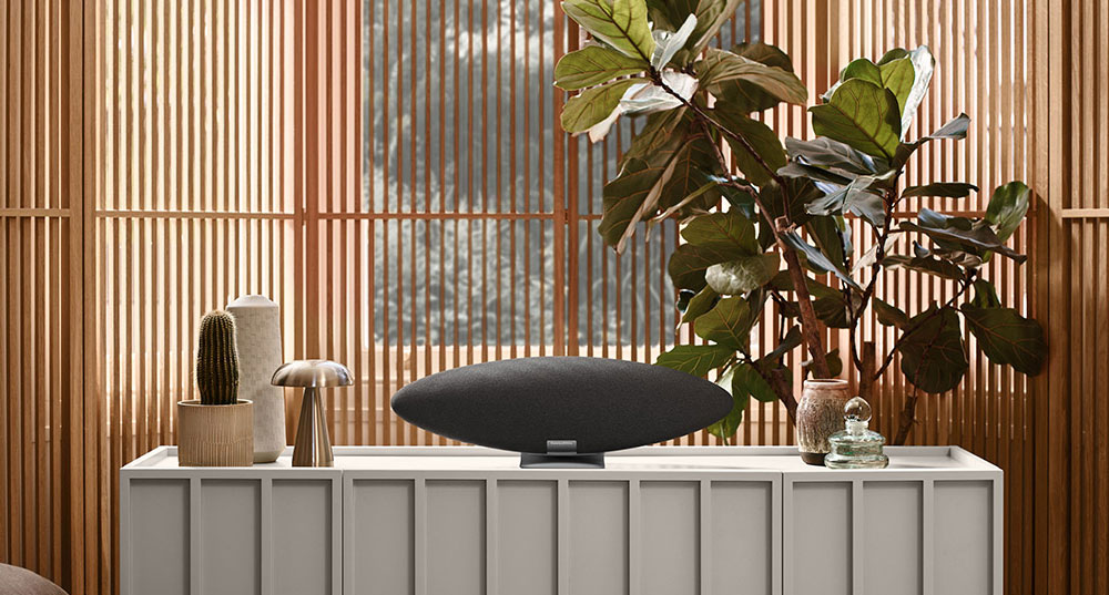 W głośnikach Zeppelin Pro zastosowano głośniki średniotonowe o średnicy 90 mm korzystające z nowatorskiej technologii Fixed Suspension Transducer (FST).