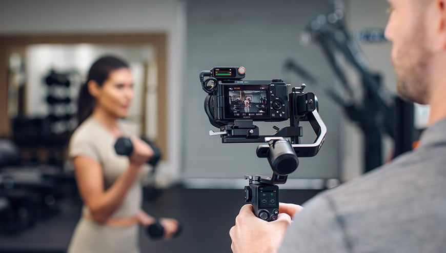 Ilustracja długiego czasu pracy głośników DJI Mic 3 (2 TX+ 1 RX)