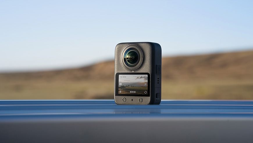 Zdjęcie przedstawia kamerę stojącą na dachu samochodu