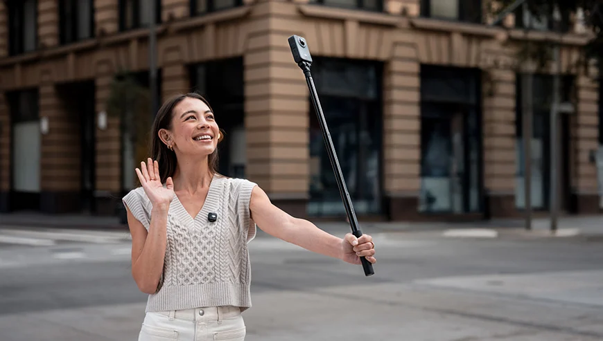 Dzieczyna nagrywa film na miejskiej ulicy