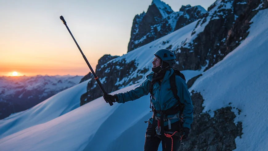 Alpinista nagrywa film po zmroku