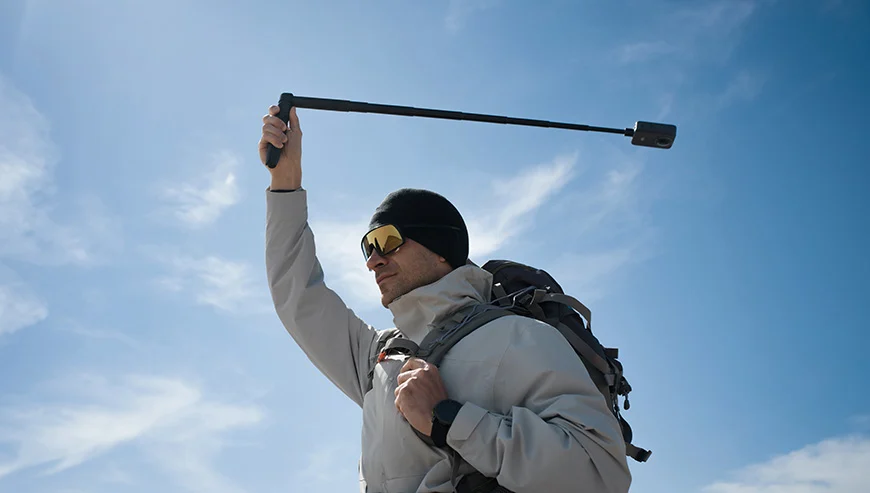 Turysta nagrywa film z perspektywy osoby trzeciej korzystając z opcjonalnego Invisible Selfie Stick