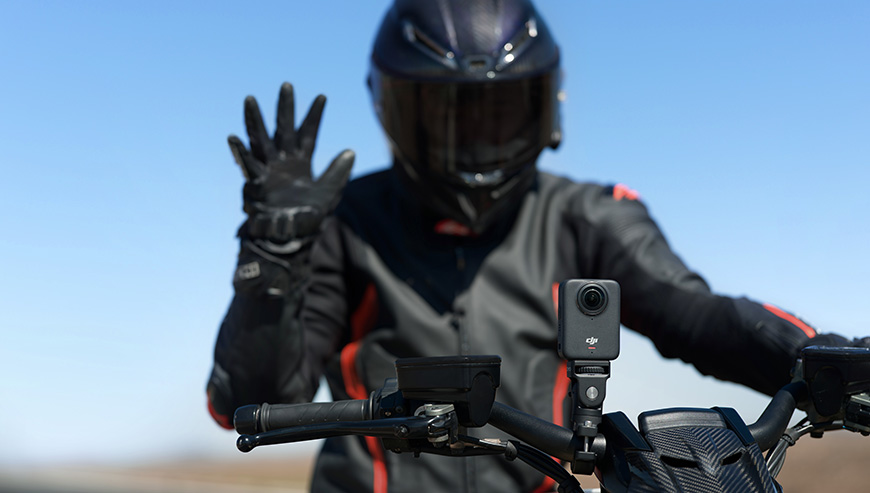 Zdjęcie kamery zamocowanej do kierownicy motocykla