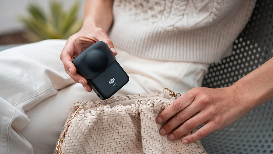 Uzytkownik wkłada kamerę do torebki