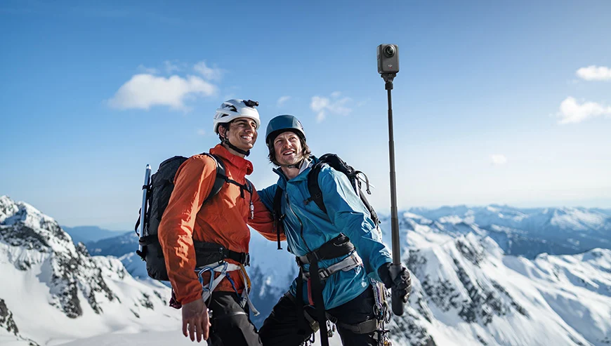 Alpiniści robią selfie na szczycie