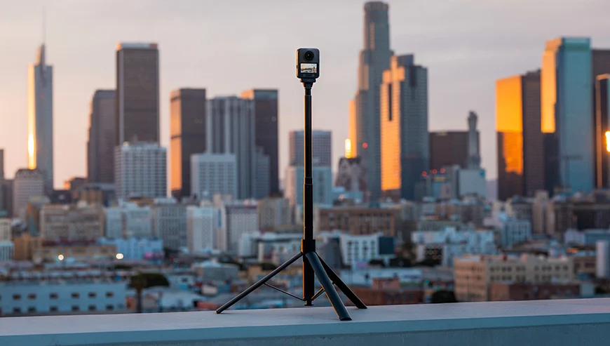 Kamera na statywie, w tle panorama miasta