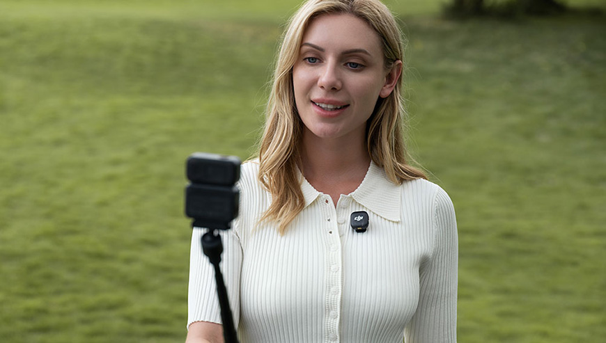 Osoba realizuje nagranie z perspektywy pierszej osoby korzystając między innymi z kamery DJJ Osmo Nano