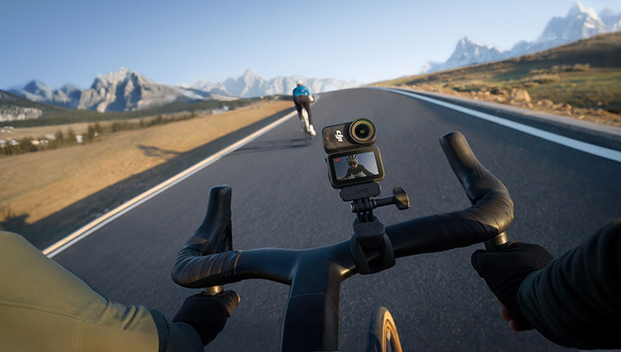 Kamera DJI Osmo Nano na kierownicy roweru nagrywa wyścig kolarski