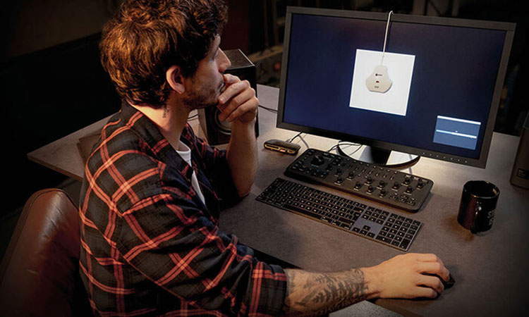 Użytkownik przeprowadza kalibrację sprzętową monitora EIZO ColorEdge CS2400S