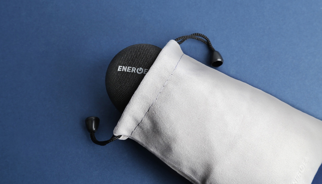 Kompaktowa forma głośnika Energea MAGAUDIO GO MagSafe pozwala na umieszczenie go w dołączonym małym pokrowcu.