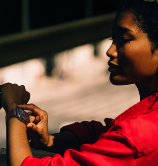 Osoba otrzymująca połączenie przychodzące na Apple Watch Series 11 