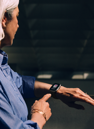 Osoba czytająca powiadomienie o nadciśnieniu na swoim Apple Watch 11