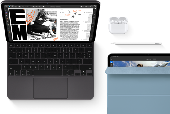 Widoczny od przodu iPad Pro w kolorze gwiezdnej czerni, zaokrąglone rogi, czarna ramka ekranu, podłączony do otwartej klawiatury Magic Keyboard, na ekranie aplikacja do edycji artykułów z tekstem i zdjęciem kobiety grającej na instrumencie muzycznym, obok słuchawki Airpods 4 w otwartym etui, iPad Pro w niebieskim etui Smart Folio, na nim rysik Apple Pencil Pro, uchylona klapka odsłania wyświetlacz