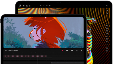 Widoczne od przodu ustawione poziomo dwa iPady Pro w wersjach 13 i 11 cali, w kolorze gwiezdnej czerni, zaokrąglone rogi, czarna ramka wyświetlacza, na modelu 11-calowym barwny obraz postaci o rudych włosach, na 13-calowym kolorowe elementy interfejsu do edycji zdjęć
