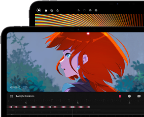 Widoczne od przodu, ustawione poziomo dwa iPady Pro w wersjach 13 i 11 cali, w kolorze gwiezdnej czerni, zaokrąglone rogi, czarna ramka wyświetlacza, na modelu 11-calowym barwny obraz postaci o rudych włosach, na 13-calowym kolorowe elementy interfejsu do edycji zdjęć