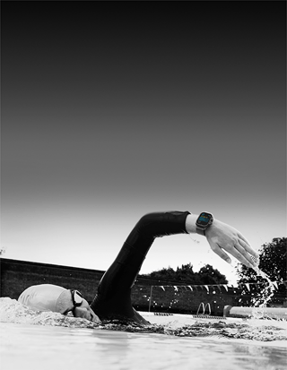 Pływaczka rejestrująca trening na Apple Watch Ultra 3