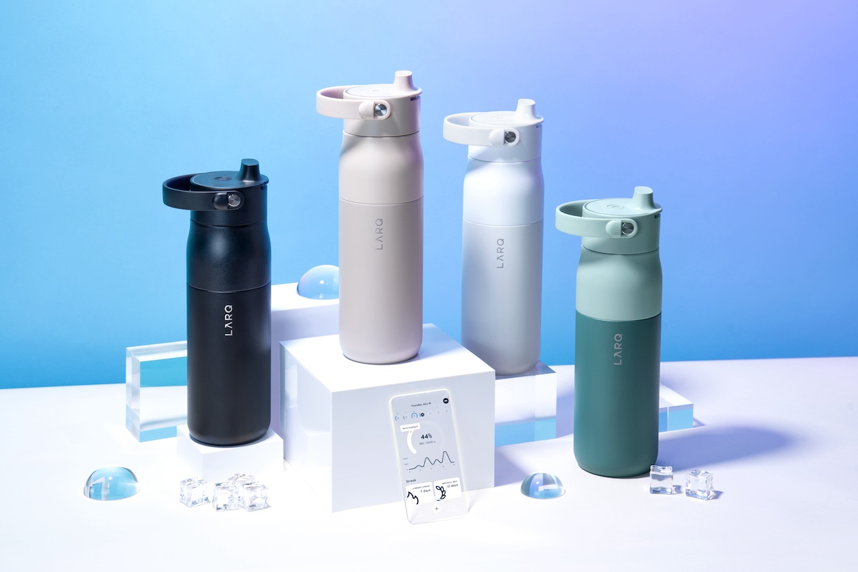 Cztery wersje kolorystyczne LARQ Bottle PureVis™ 2 i widok ekranu aplikacji LARQ