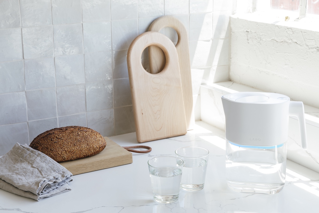 Dzbanek LARQ Pitcher PureVis™ ułatwia zachowanie zdrowych nawyków.